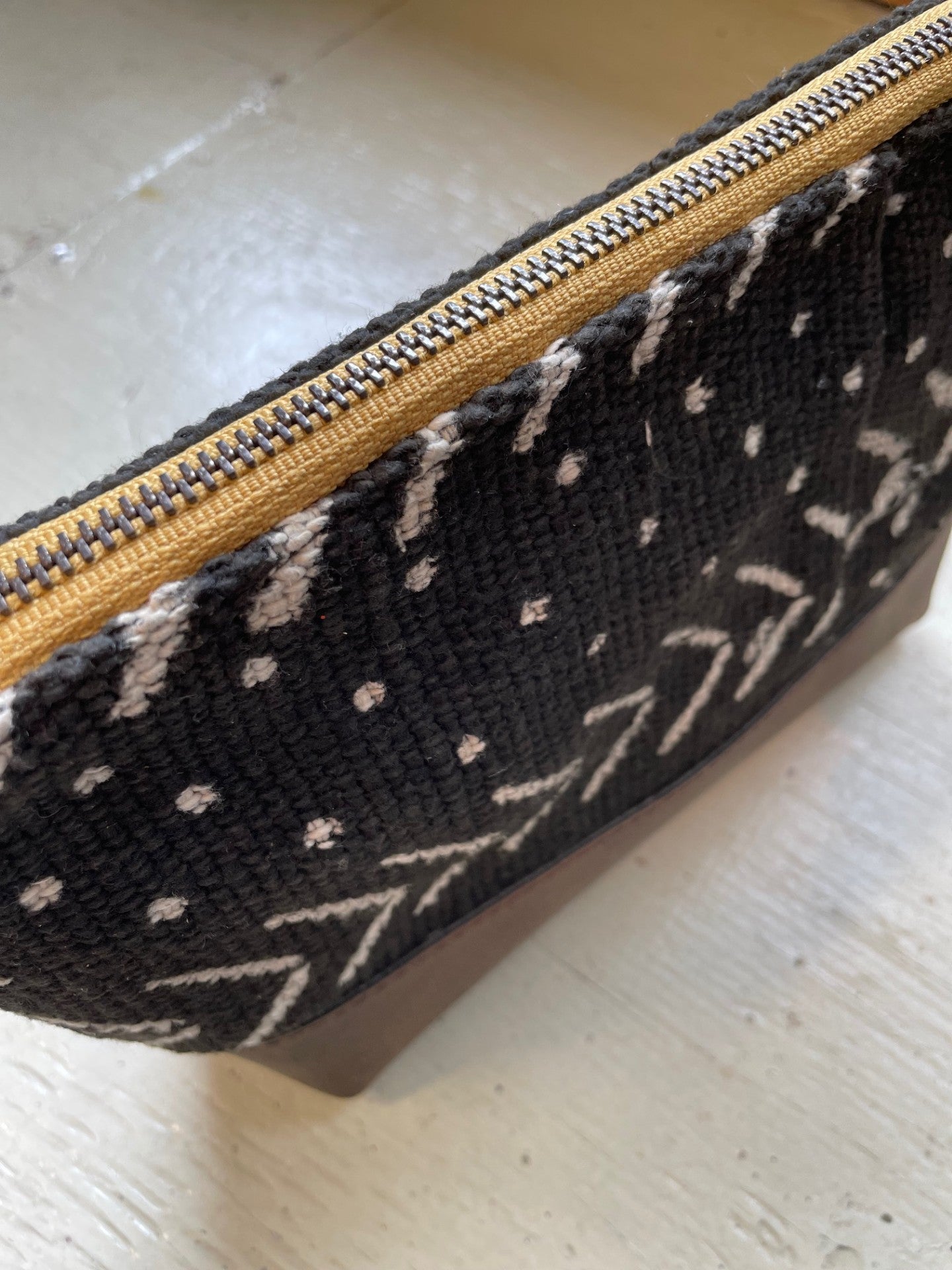 La Trousse - Retailles de tissu et cuir recyclé / Bogolan Noir & jaune - KAZAK