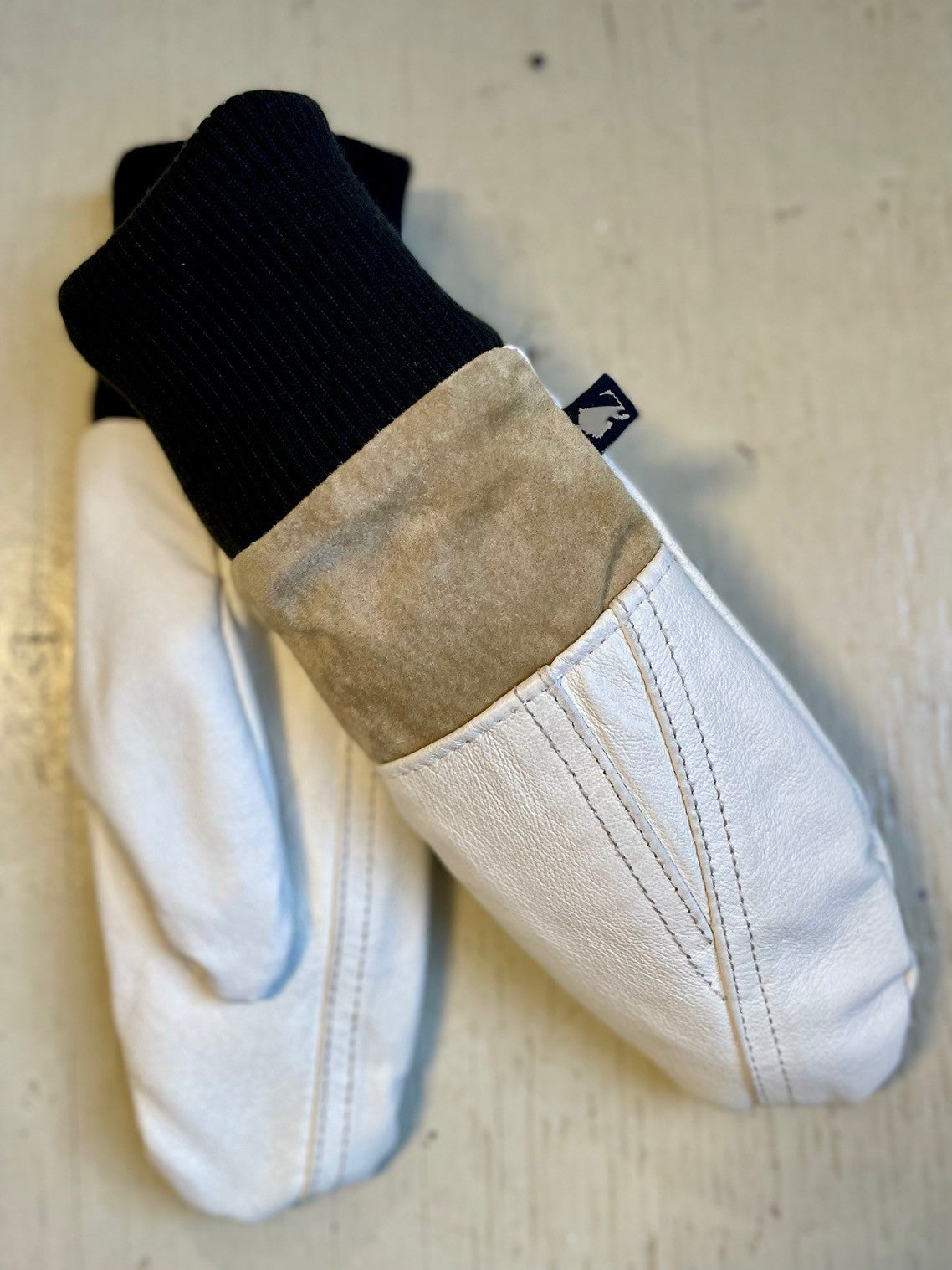 Mitaines Lhasa - Blanche et suède taupe / cuir et suède recyclés - KAZAK