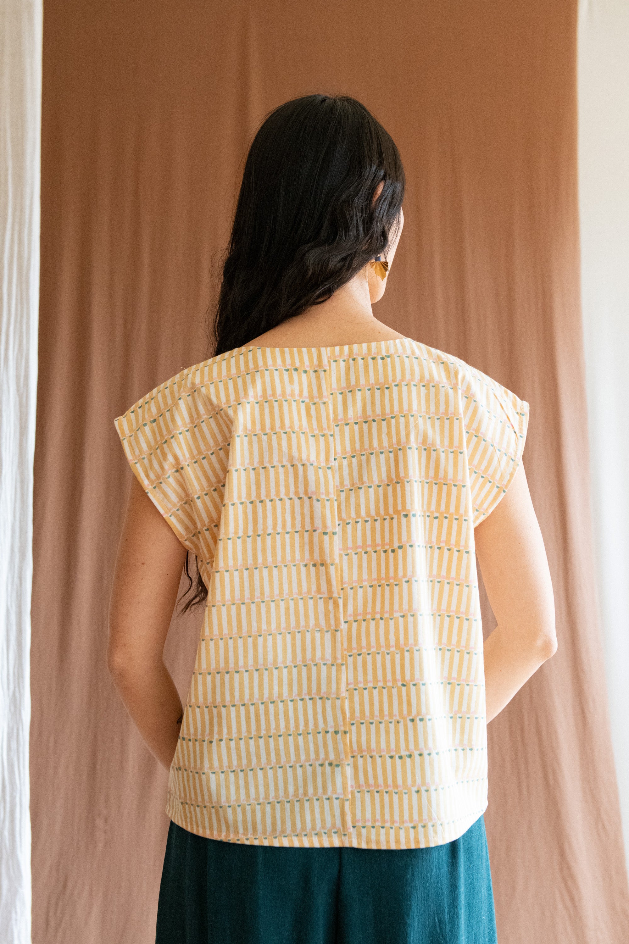 Top Sandrigo - Traits jaunes estampé à la main -