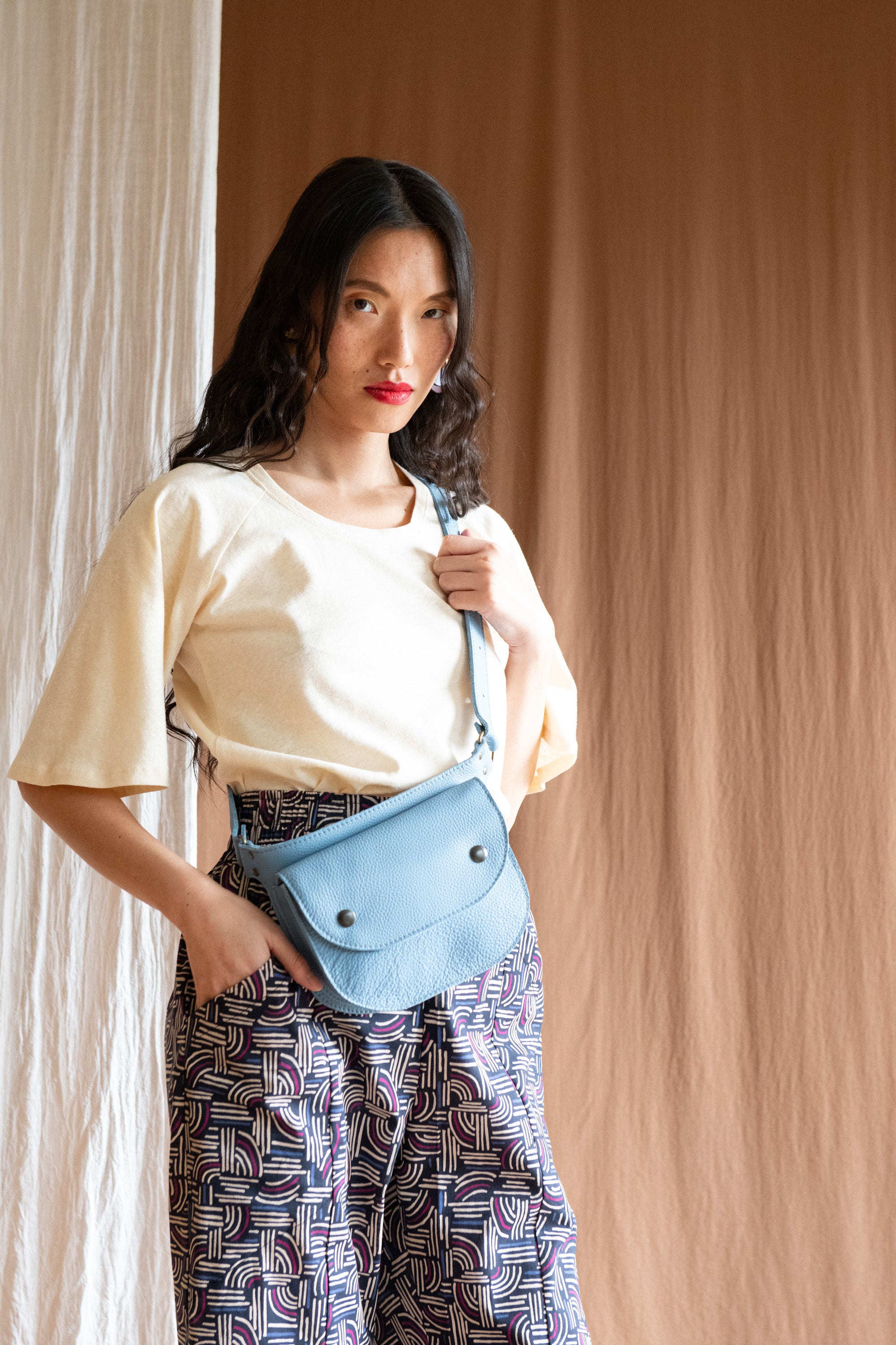 Ceinture pochette Amaru Bleu poudre en cuir recyclé -