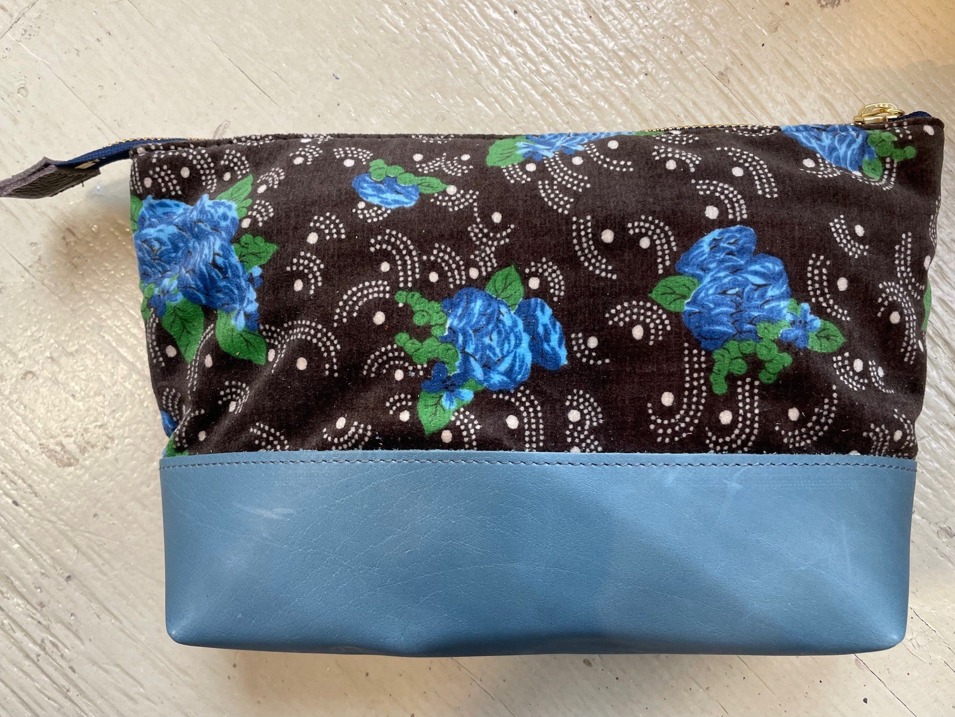 La Trousse - Retailles de tissu et cuir recyclé / Fleurs Bleues - KAZAK -