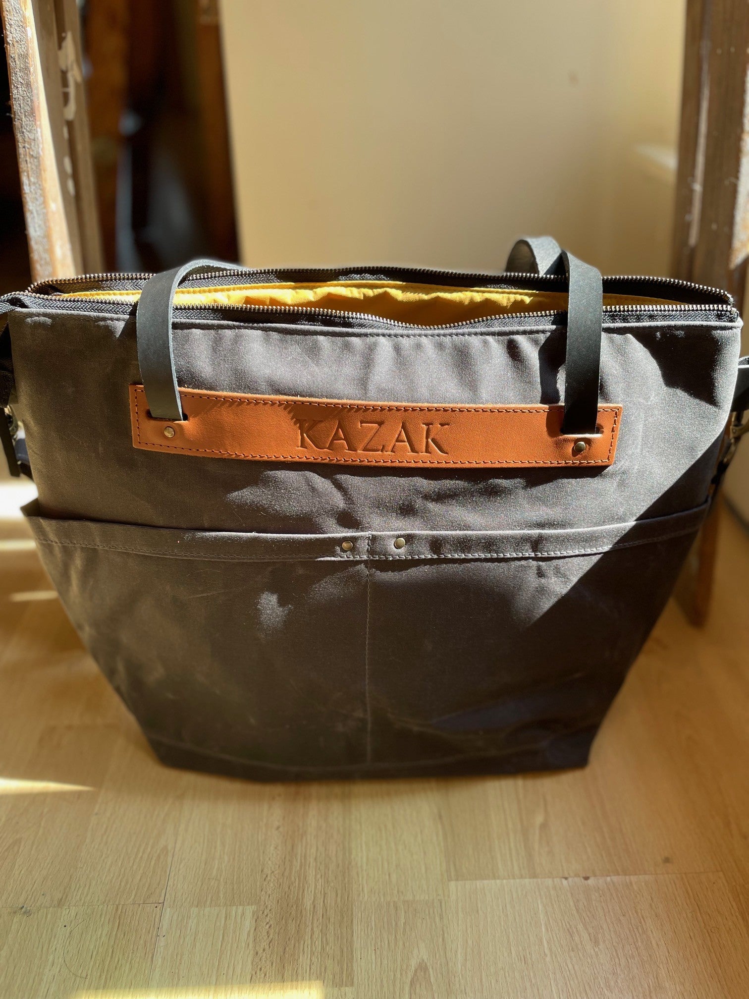 Grand tote bag Cavalcade - Canevas ciré Gris - mélange cuir recyclé et tannage végétal - KAZAK -