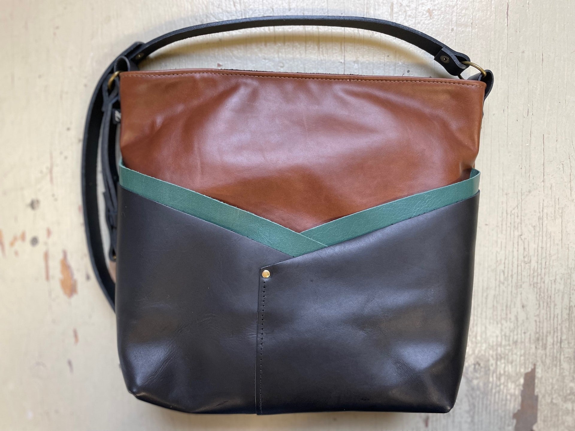 Sac à bandoulière TIVOLI - Caramel Lichen- Cuir recyclé et tannage végétal - KAZAK