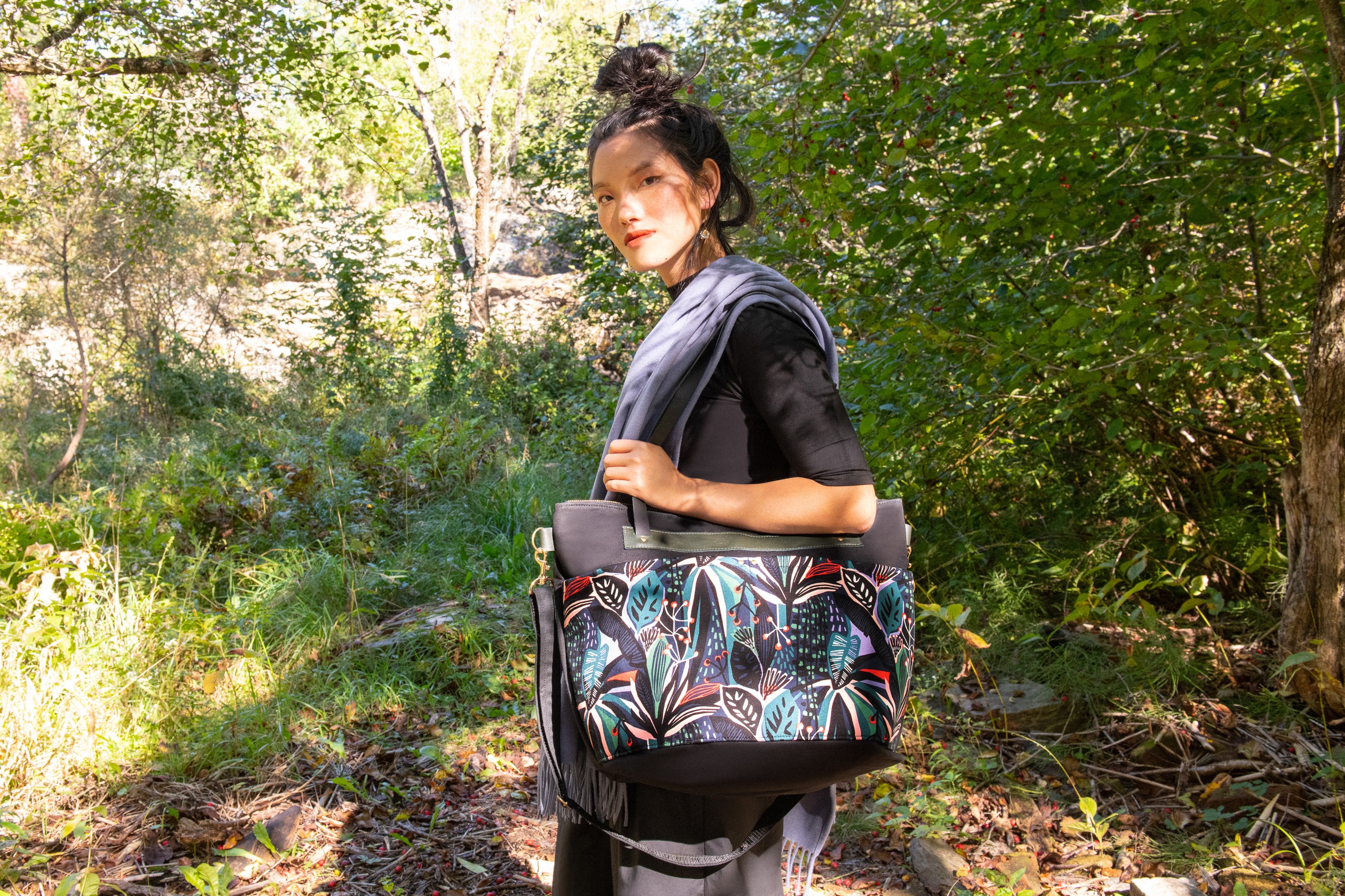 Grand tote bag Cavalcade - Dark Jungle / Canevas ciré noir - mélange cuir recyclé et tannage végétal - KAZAK