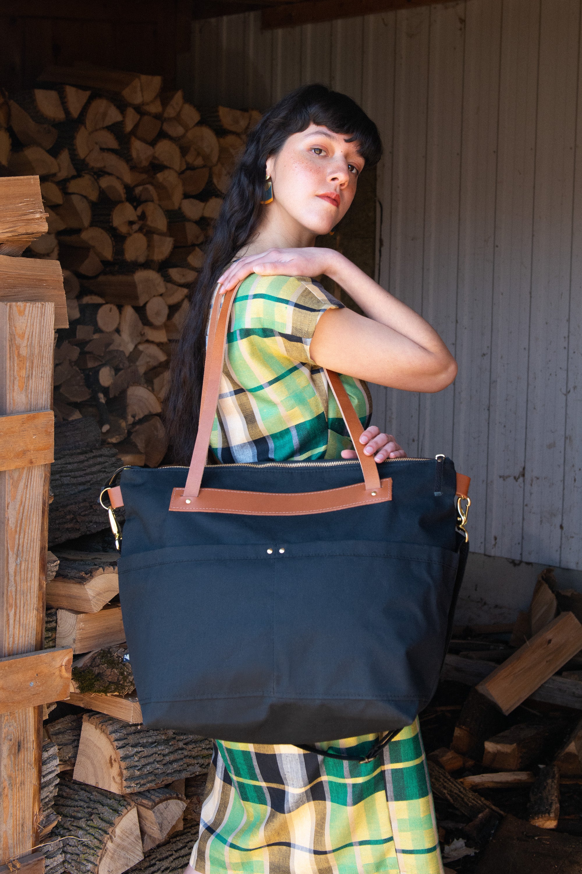 Grand tote bag Cavalcade - Canevas ciré noir - cuir recyclé et tannage végétal - KAZAK