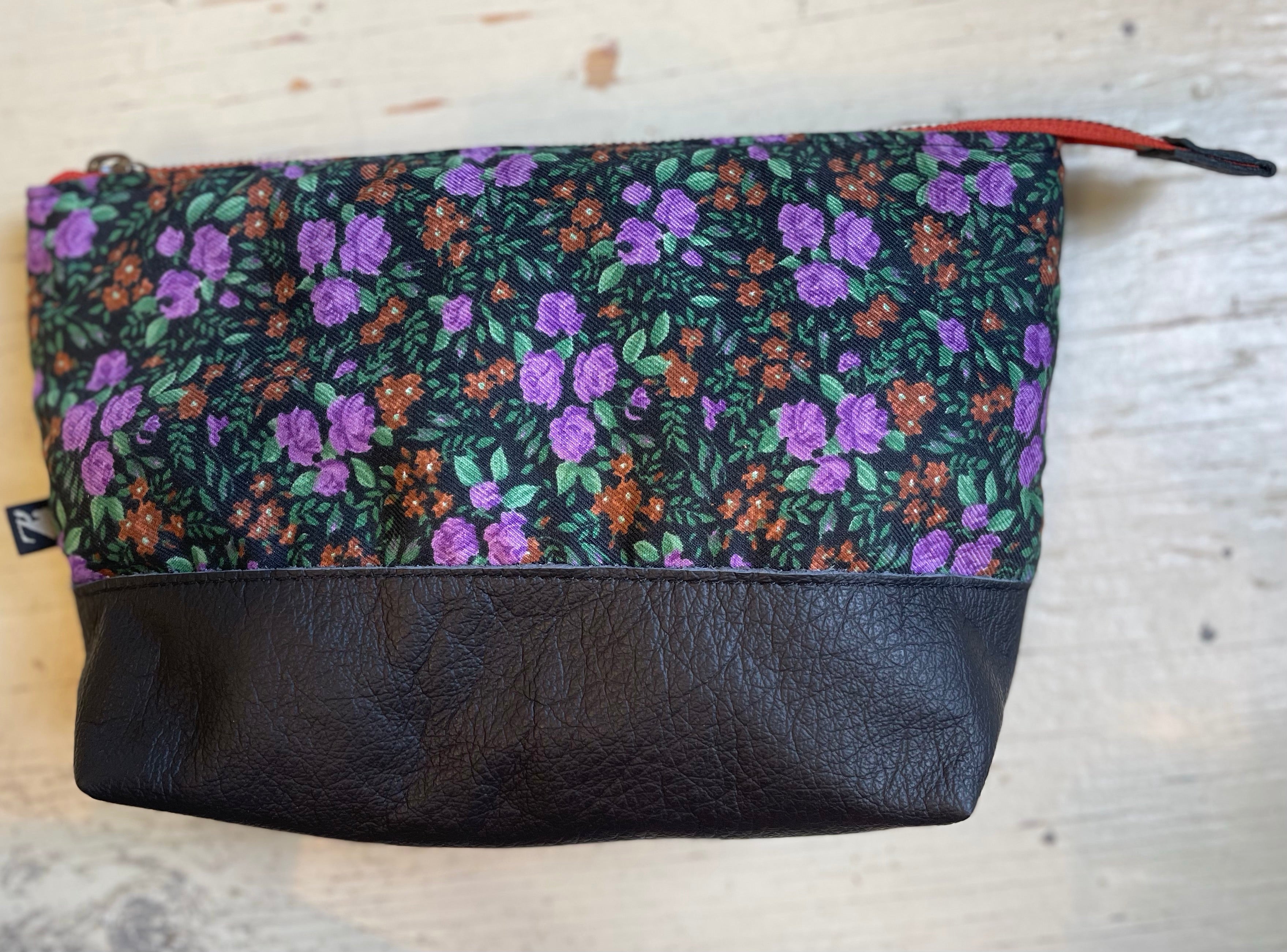 La Trousse - Retailles de tissu et cuir recyclé / Fleurs mauves - KAZAK