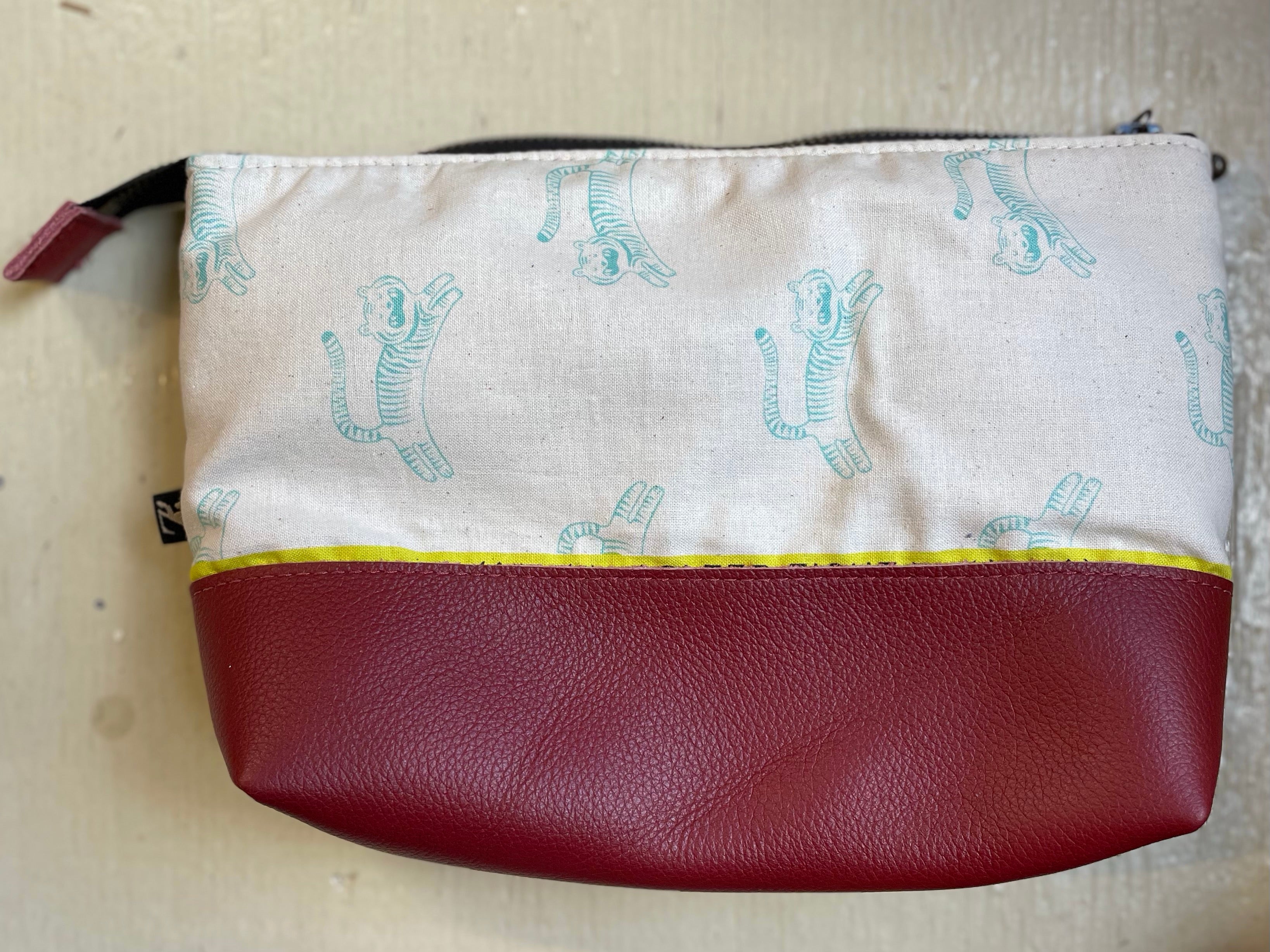 La Trousse - Retailles de tissu et cuir recyclé /  Tigres - KAZAK -