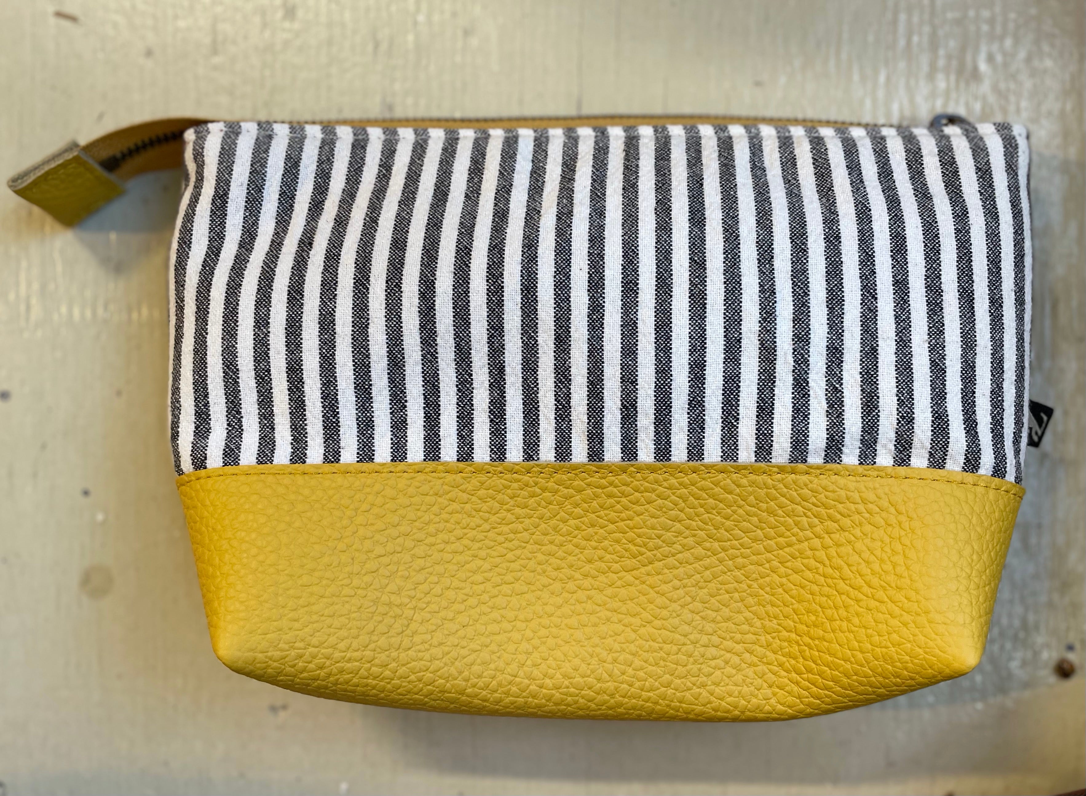 La Trousse - Retailles de tissu et cuir recyclé /  Rayures noires - KAZAK -