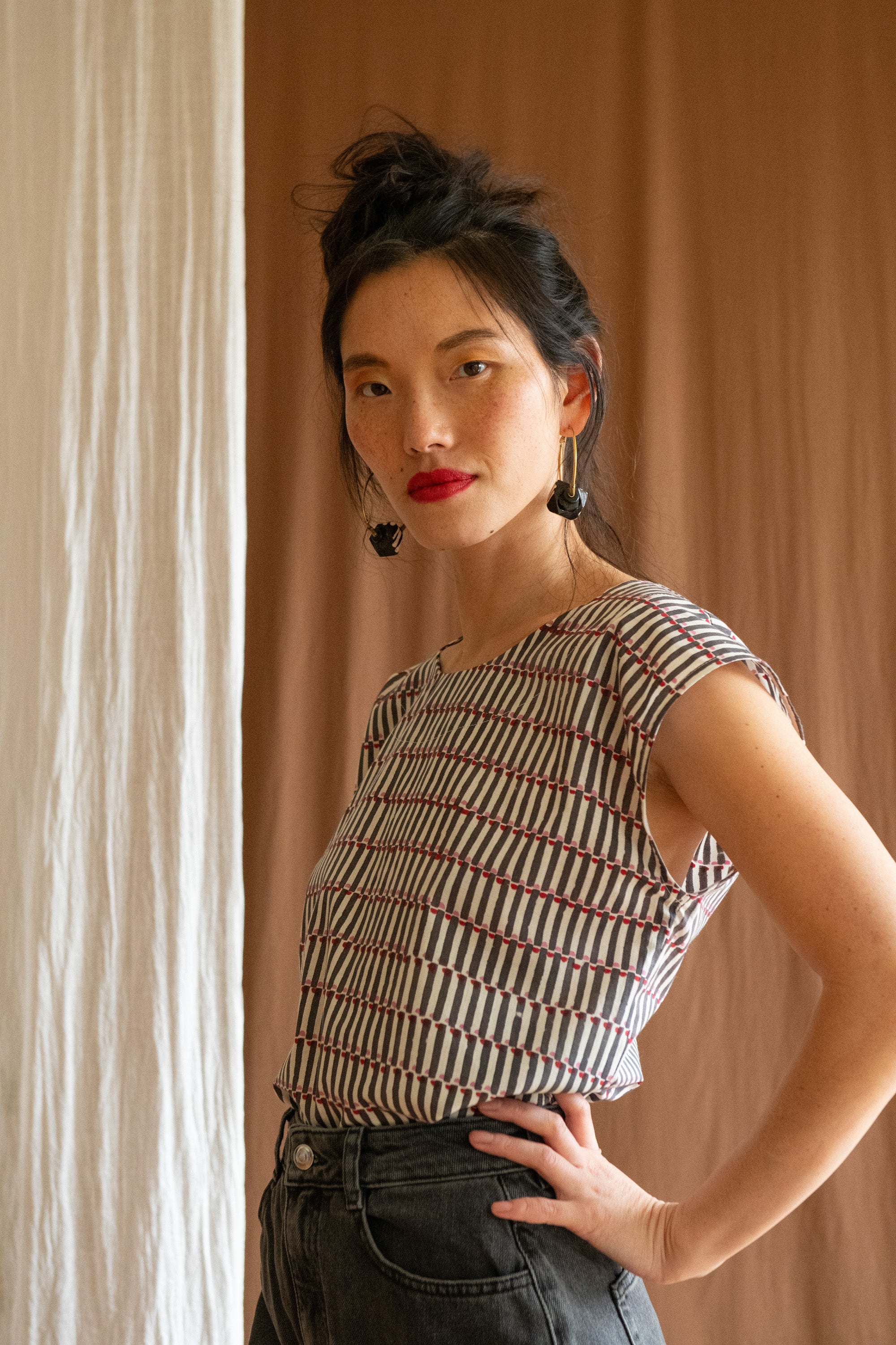 Top Sandrigo - Traits gris & roses estampé à la main -