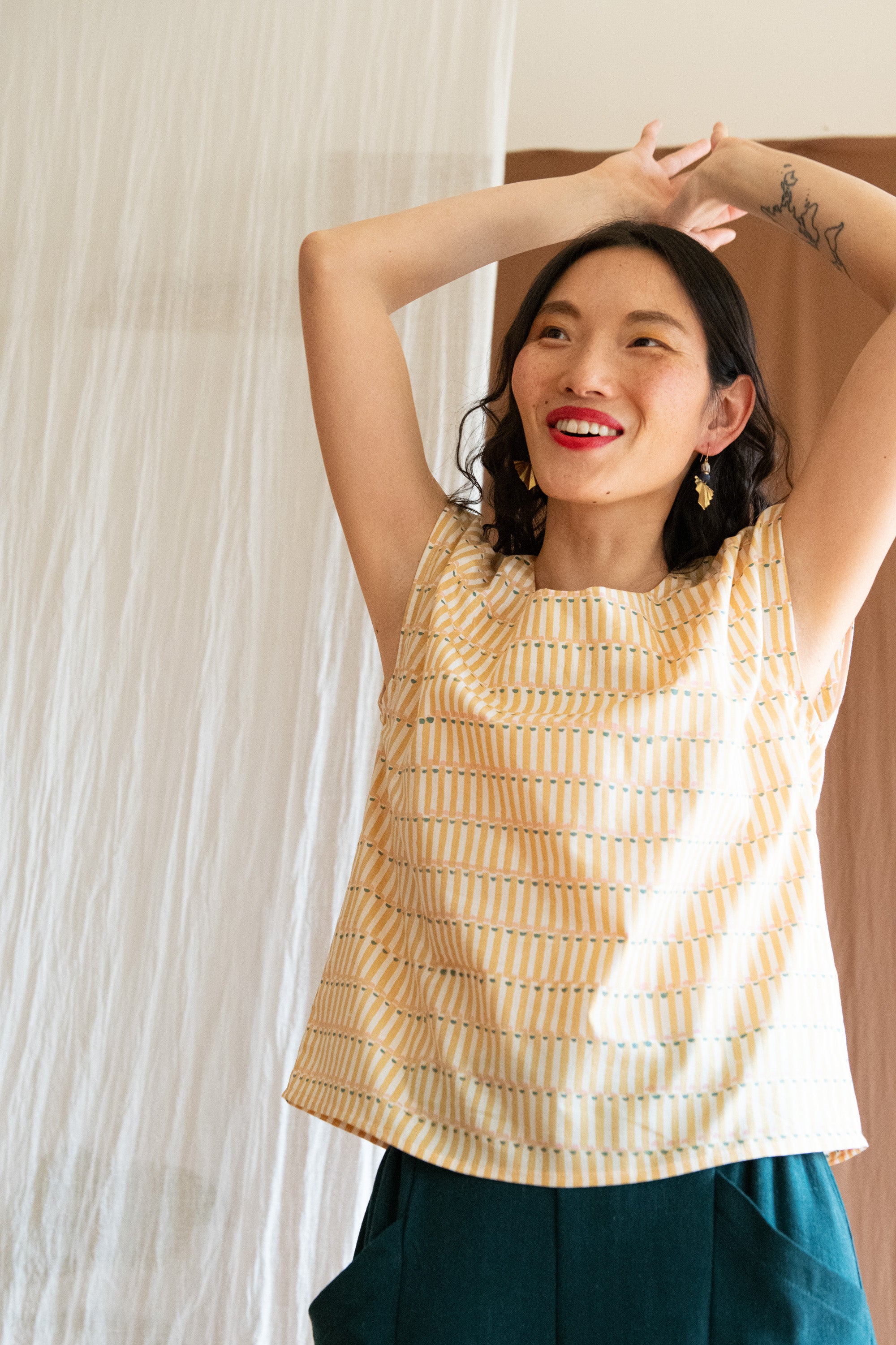 Top Sandrigo - Traits jaunes estampé à la main -