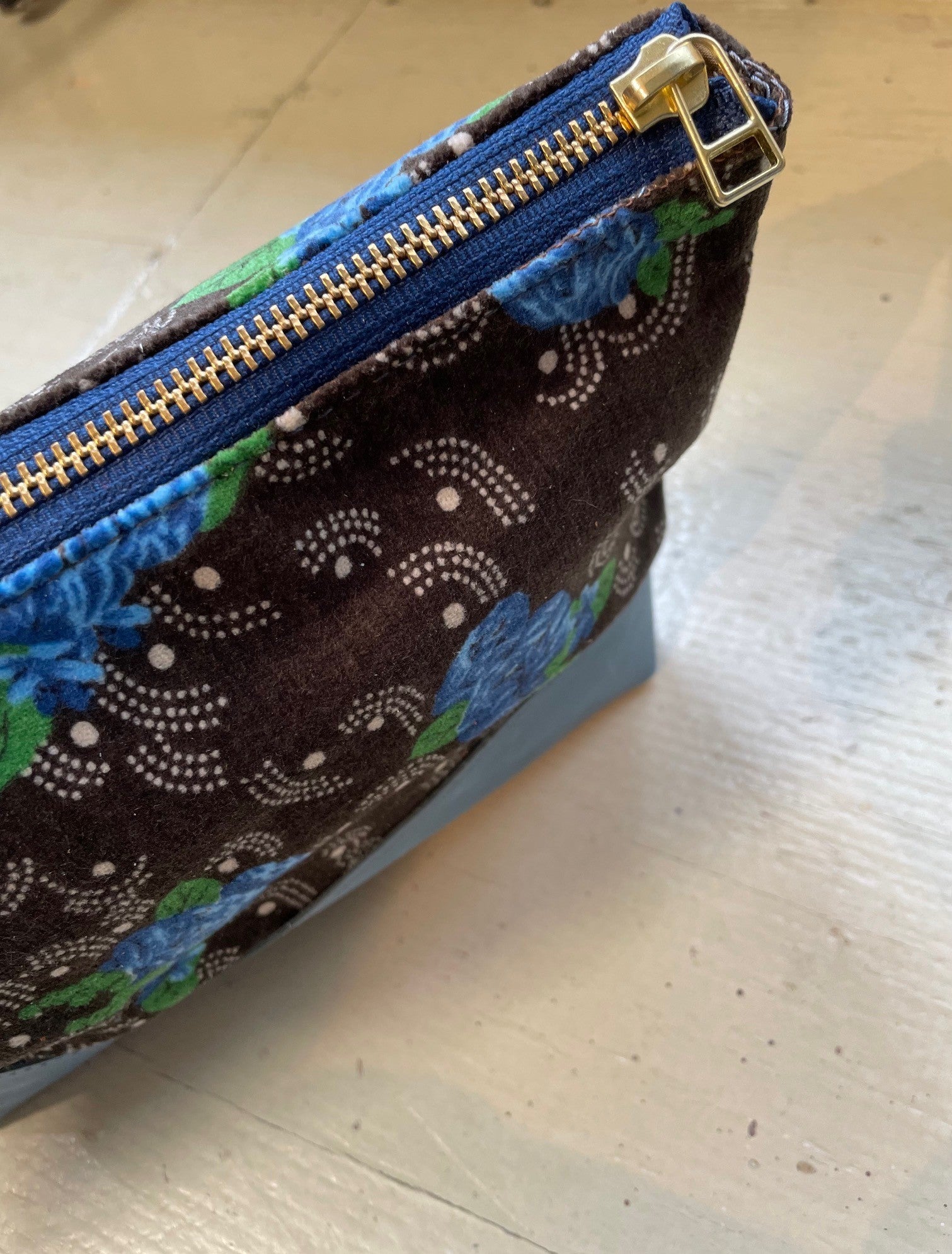 La Trousse - Retailles de tissu et cuir recyclé /  Fleurs Bleues - KAZAK -