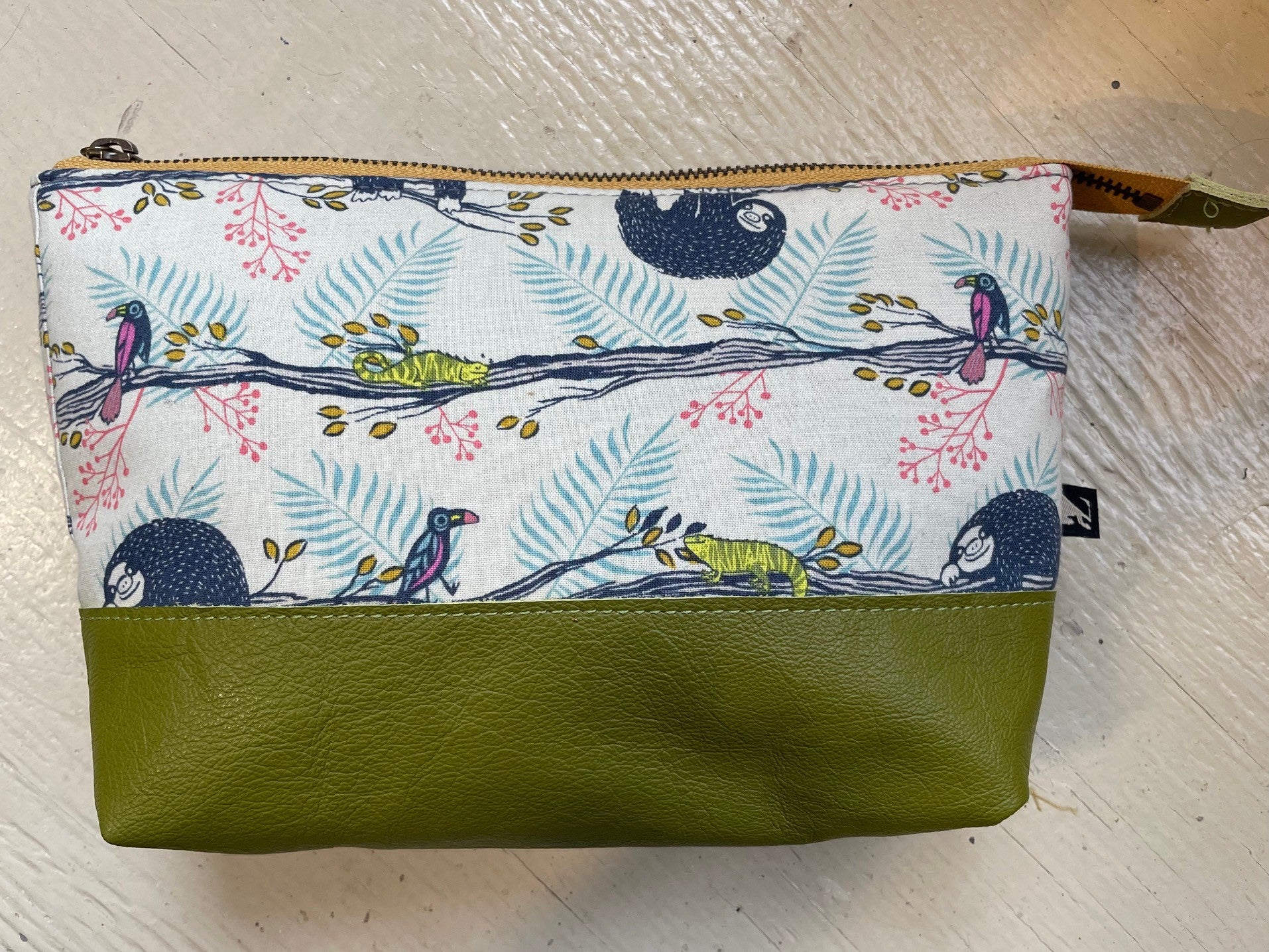La Trousse - Retailles de tissu et cuir recyclé /  Paresseux - KAZAK -