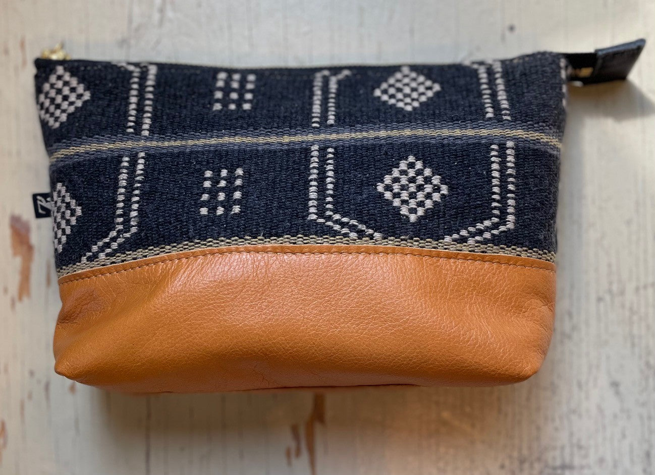 La Trousse - Retailles de tissu et cuir recyclé /  Tissage ardoise - KAZAK -