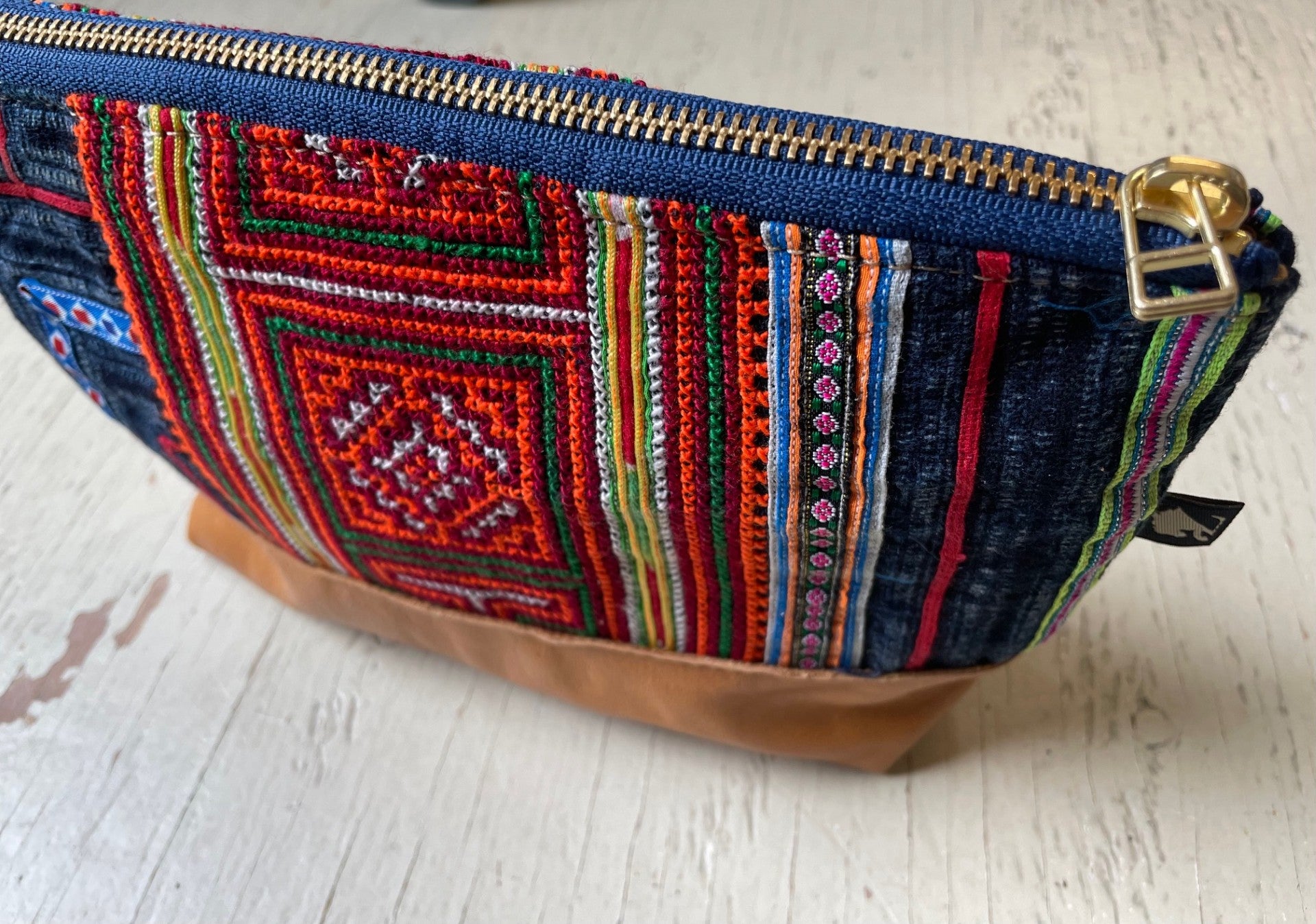 La Trousse - Retailles de tissu et cuir recyclé / Tissage vietnamien - KAZAK -