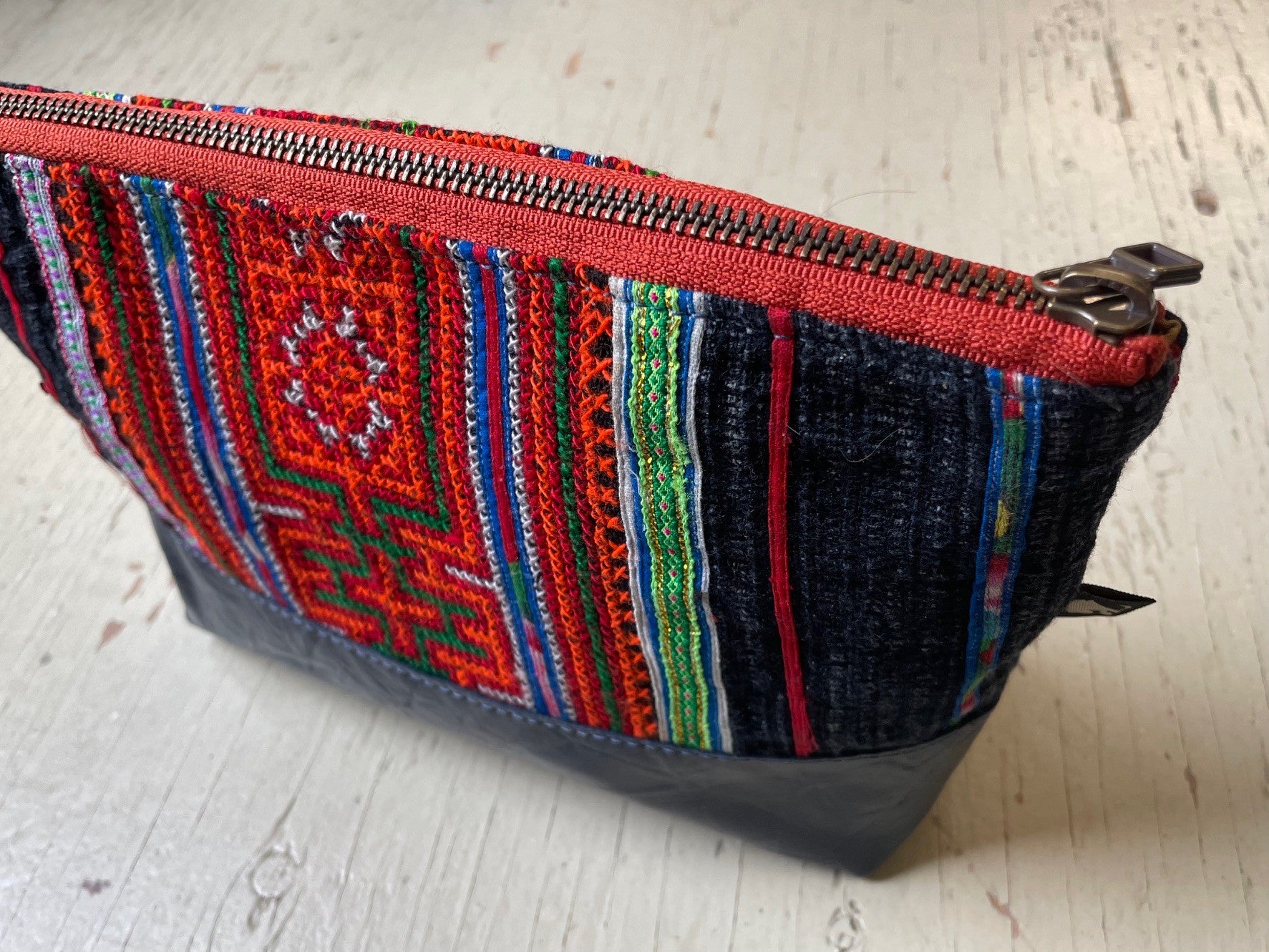 La Trousse - Retailles de tissu et cuir recyclé / Tissage vietnamien - KAZAK -