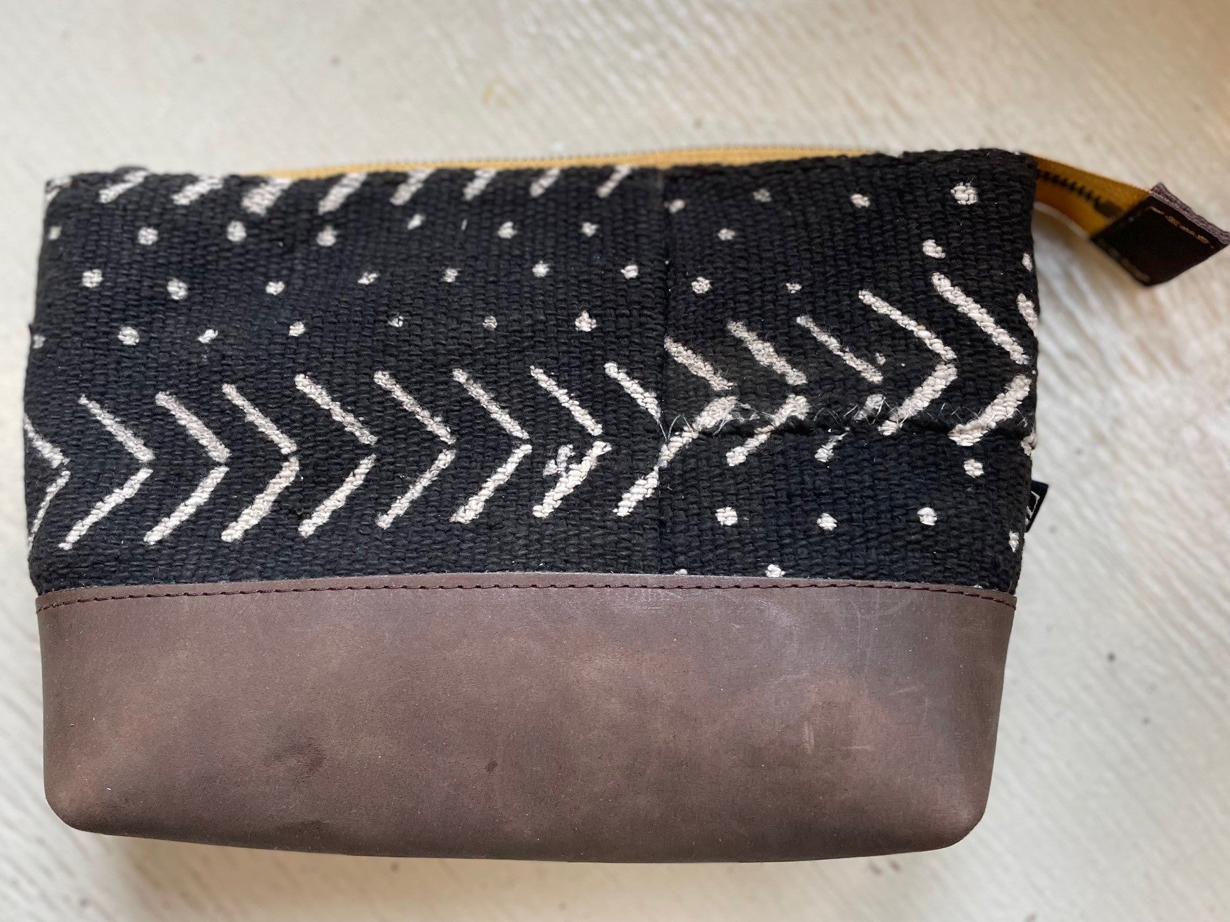 La Trousse - Retailles de tissu et cuir recyclé / Bogolan Noir & jaune - KAZAK