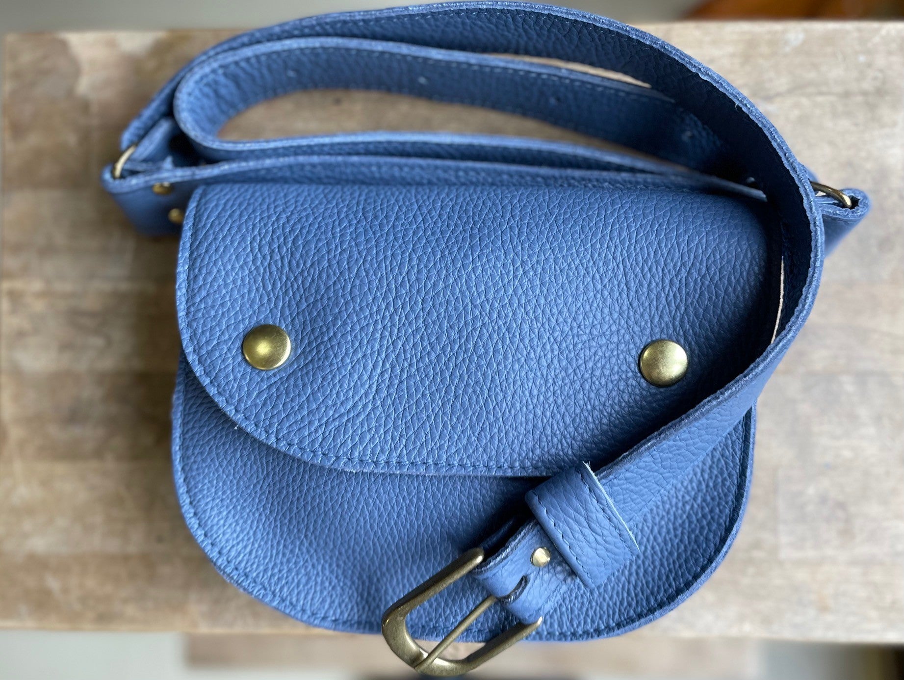 Ceinture pochette Amaru Bleu lavande en cuir recyclé - KAZAK -